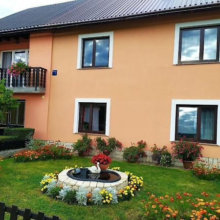 Apartman Niki Lic Exterior photo