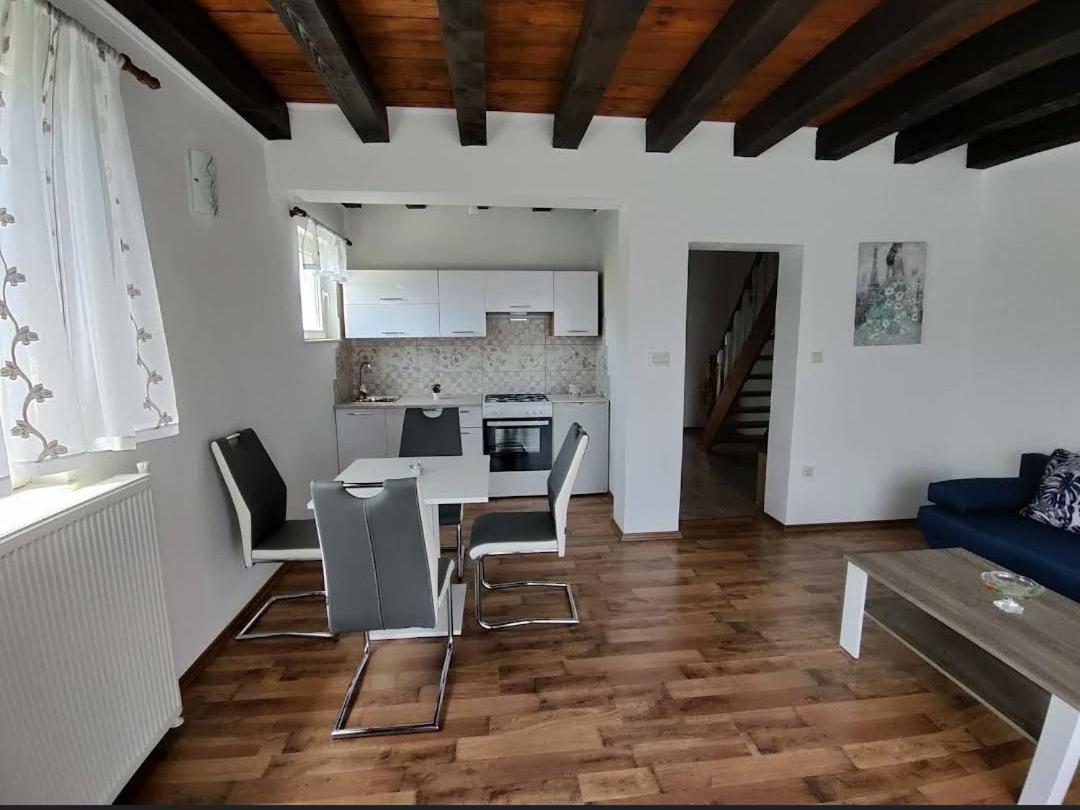 Apartman Niki Lic Exterior photo